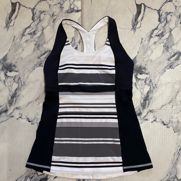 LuluLemon Tank with bra pocket! Size MED. EUC! - Picture 1 of 5